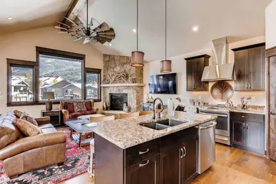 Image de 10 personnes! Brand New 4br Luxury Townhome ~ Enfants Ski gratuit! R73