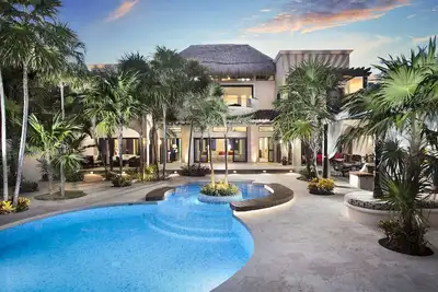Image de Villa de luxe sur la plage avec chef et barman ~ Meilleur service ~ Tout est top!