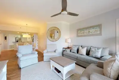 Image de Océan, le lagon et offre une vue sur le jardin tropical! 1er étage, une grande piscine communautaire et un bain à remous