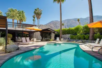 Image de Mostero House à Old Las Palmas - 4 suites avec chambre à coucher avec un grand lit! Marcher en ville!