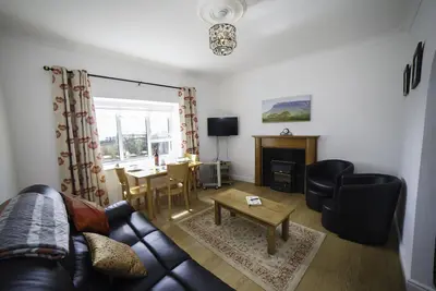 Le Snug-2Bed Apt peut accueillir 4 personnes et offre une vue imprenable sur la mer directement sur le Wild Atlantic Way