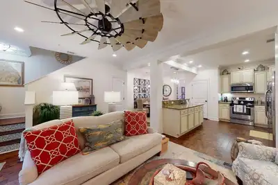 Image de Nouveau Condo DÉCORÉ Exquisement! Piscine, vélos, Internet fibre 1 Go! Proche de la plage