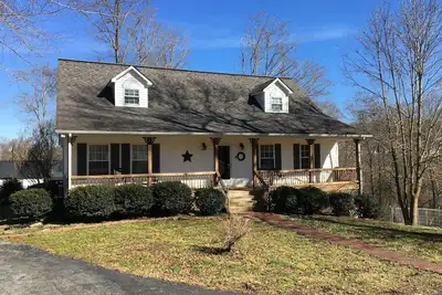Image de Piscine / Grill, Dale Hollow Lake et Sunset Marina à proximité avec vue sur la montagne
