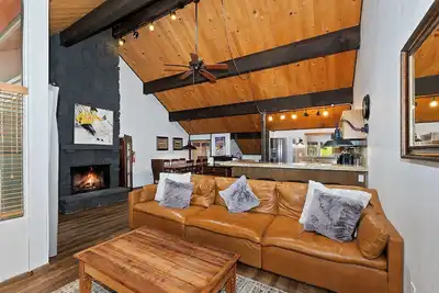 Image de Escape to Fun: Situé à la base de Snow Summit! Marcher à des sentiers de randonnée! Mini table de hockey sur air!