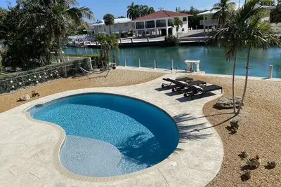 Image de Canal de Duck Key au bord de l’eau avec grand quai et piscine