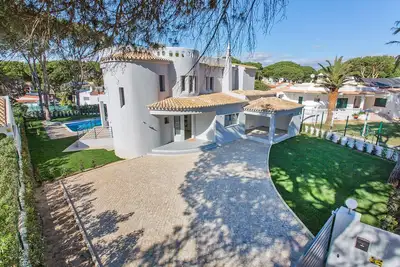 Image de Incroyable villa spacieuse de 4 chambres avec piscine privée chauffée.