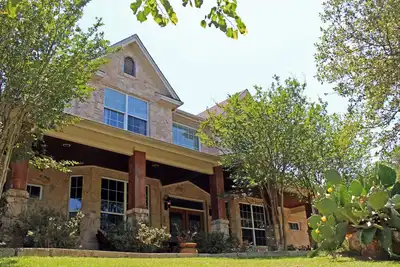 Image de \"Rudy's Nest\" Maison de campagne de 2 acres entre Dripping Springs et Austin, Tx