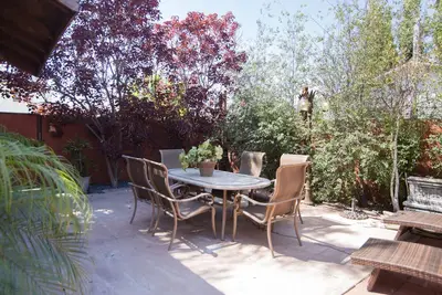 Image de 14 L. Une. Style de vie - Hollywood Adjacent - Great Value