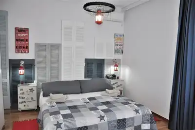 Image de Apt Tout Neuf Avec Accessoires De Meubles Faits Main