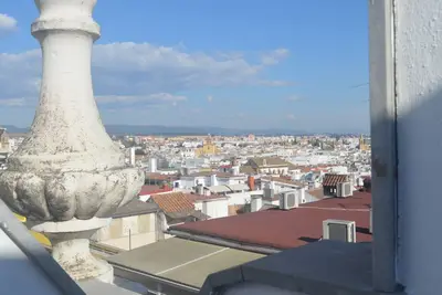 Penthouse de centre-ville avec terrasse, parking, A \/ A, wifi, à côté de l'hôtel de ville.