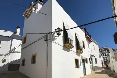 Image de Grande et belle maison de village, pleine de charme, avec une superbe vue.