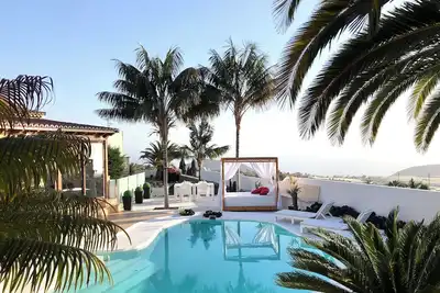 Image de Villa avec trois chambres et deux salles de bains avec trois chambres séparées.
