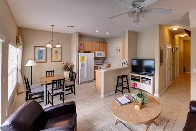 Image de Appartement de luxe avec jacuzzi près de l'aéroport et de divertissement Attractions.