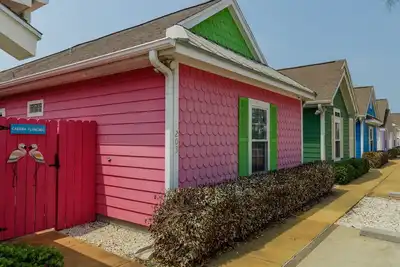 Image de Cottage 2/2 coloré avec une cour privée et piscine partagée d'eau salée!