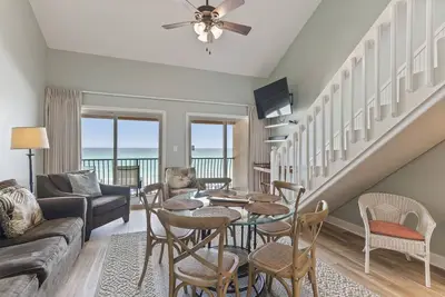 Image de 38- Condo pittoresque et familial, 3 étages sur la magnifique côte d'Émeraude! Coral Reef Club