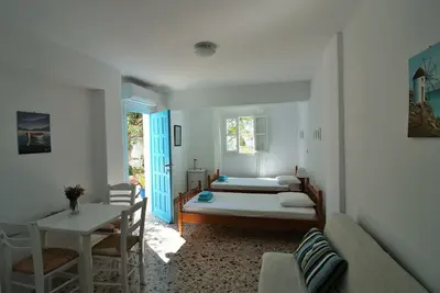 Image de Studio avec jardin, à 50 mètres de la plage de Logaras