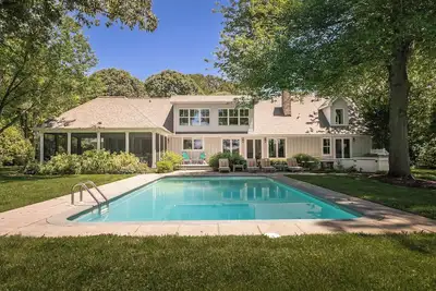 Image de Grande maison au bord de l'eau à 2 miles de la ville: locations d'été de 5 et 6 nuits disponibles!