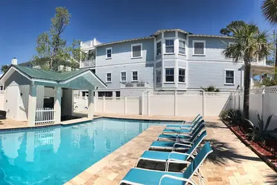 Image de 4 Br Belle maison de style sud avec grande piscine privée (Heat Opt) - North End