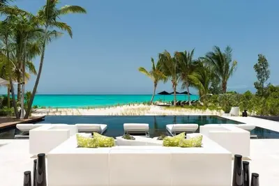 Image de Villa en bord de mer avec un personnel et un design unique