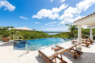 Image de Belle vue sur la mer Villa avec une grande piscine
