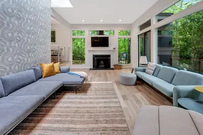 Image de Maison moderniste conçue par un architecte lumineux