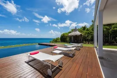 Image de Villa exquise sur une falaise avec vue imprenable