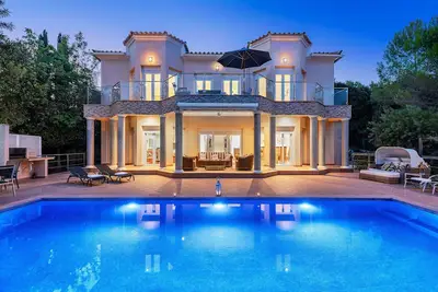 Image de Villa Merlin est une villa de luxe avec 4 chambres, 4 salles de bains