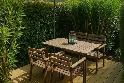 Image de appartement avec belle terrasse à 150 mètres de la plage.