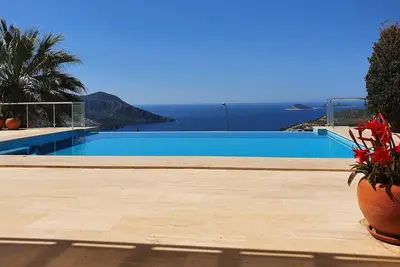 Image de Villa avec piscine à débordement privée et vue imprenable sur la mer