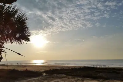 Image de Vues incroyables sur le golfe, les animaux de compagnie ont accueilli la nouvelle rampe Ada, la cour clôturée
