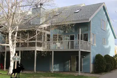 Image de Grande maison de ville familiale, climatisation, super WiFi, piscine, salle de jeux, grill, et véranda grillagée
