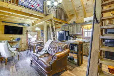 Image de Log Cabin personnalisé Sevierville w / Spa - sur 10 Ac!