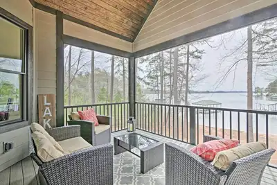 Image de Maison Seneca avec porche et quai privé sur le lac Keowee!