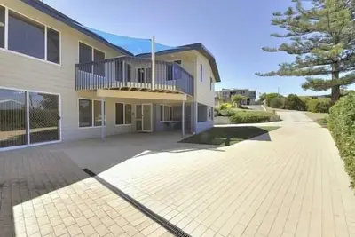 Image de Falcon Bay Beach Home! <br>Espace parfait pour Deux Familles! <br>À seulement 30 mètres de la baie