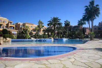Image de 2 chambres au rez de chaussée, 6 personnes avec jardin privé.