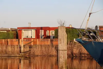 Image de Chalet Gaby avec sauna, quai privé et canoës à Lauwersmeer