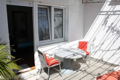 Image de Chambre double au rez-de-chaussée avec environ 25 m² de climatisation, terrasse, vue mer