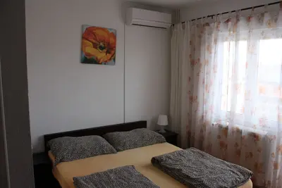 Image de premier Chambre double au sol avec environ 20m² de climatisation, balcon, vue mer