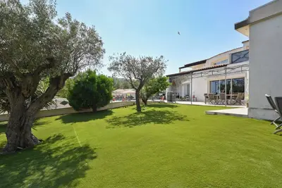 Image de Grand Logement De Qualite Avec Terrasse Piscine Et Parking Gratuit