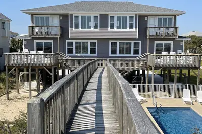Image de Vues Incroyables! ! Duplex en bord de mer (est) au point avec une piscine privée!