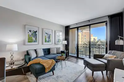 Image de Vues à couper le souffle, sur le lac, les montagnes et la piscine, luxueux 1 lit 1 salle de bain apt.