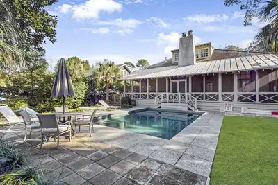 Cottage 4 chambres avec piscine privée dans le quartier du village