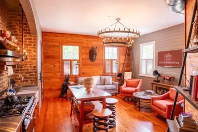 Image de Maison rénovée intemporelle au centre-ville de Charleston