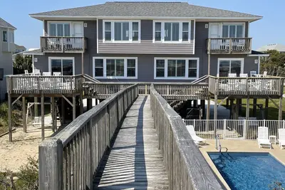 Image de Vues Incroyables! ! Duplex en bord de mer (ouest) au point avec une piscine privée!