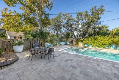 Image de Bella Vita - niché au coeur du quartier populaire East Beach.