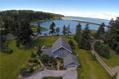 Image de Luxury Lodge Custom Style Accueil Oceanfront Private Lagoon Acreage.