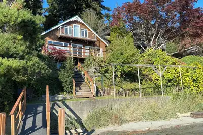 Image de Waterfront Beach House sur Apple Tree Cove / Puget Sound. Marcher à Downtown & Ferry