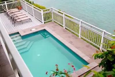 Image de Villa Sur L'Eau! Piscine PRIVÉE & Hot Tub! Vues!