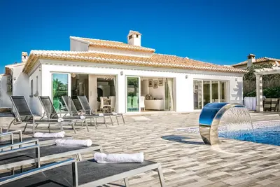 Image de Large Luxury 6 Bed Private & Secure Villa - Ac - Bar - Bbq - HotTub -100Mb Wifi