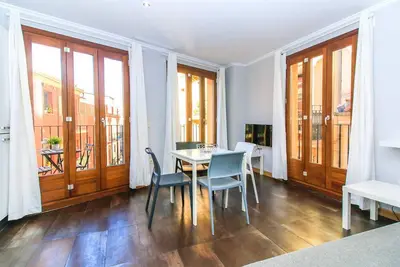 Image de 1 Bedroom with balcony. El Carmen. Valencia. Tra5